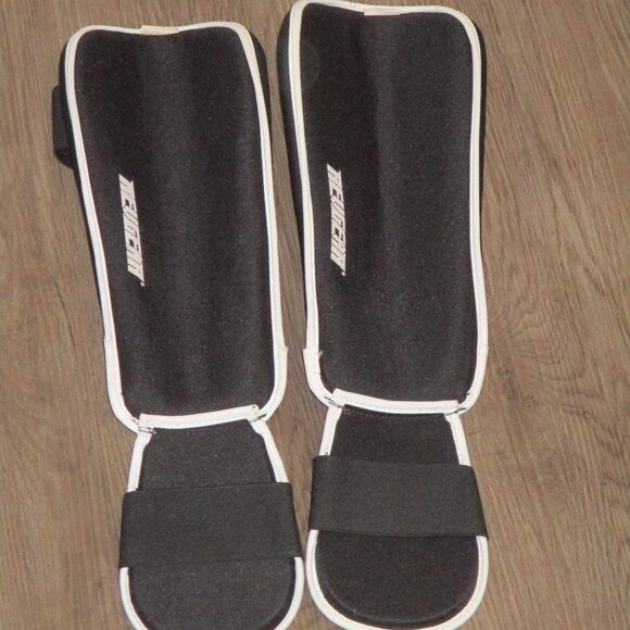 Revgear Black Youth Shin Guards Size Large Straps Good Pre Owned Condition - Picture 1 of 3